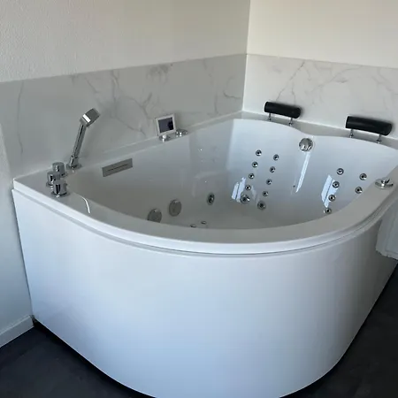 Apartment Jacuzzi & Free Parking At Andries Place *